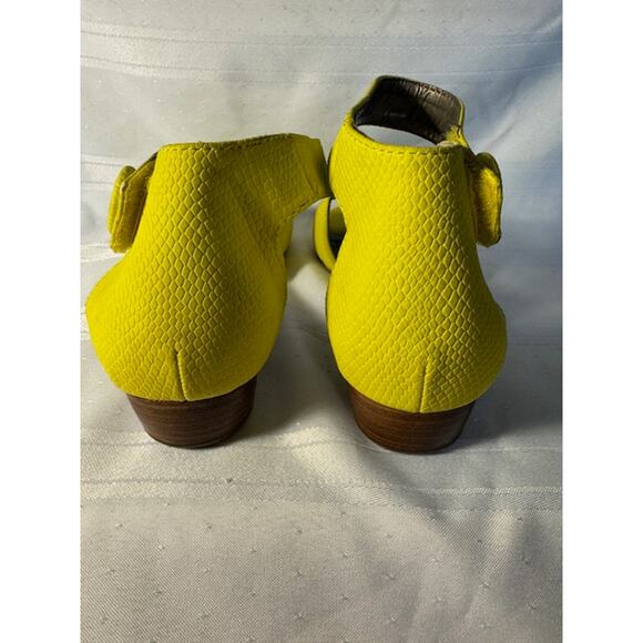 Array Yellow Ankle Strap Sandals Women’s 9W Open Toe Low Heel Textured - Picture 6 of 9